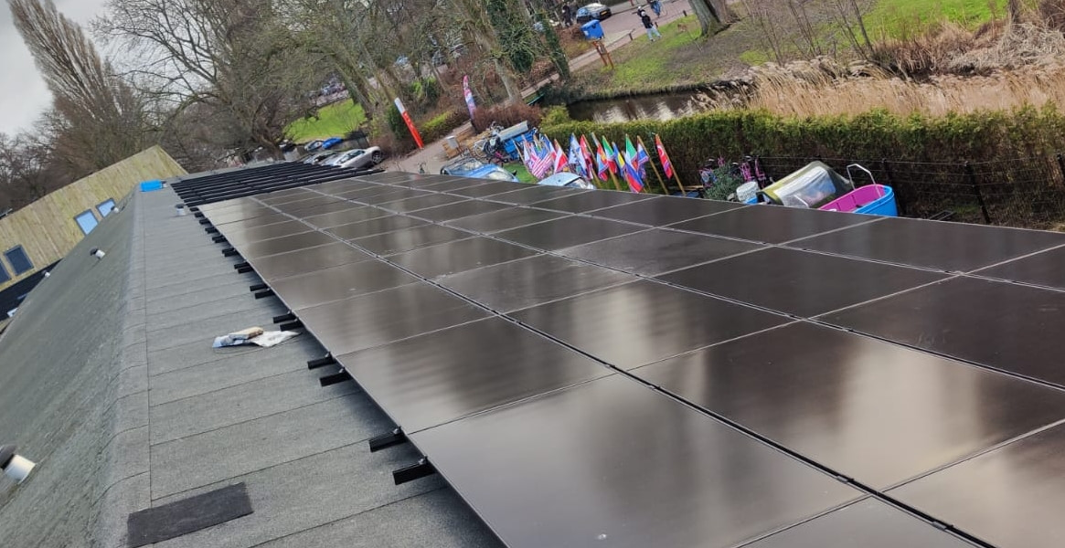 Sistema solar de 50 kW conectado a la red en tejados de Países Bajos