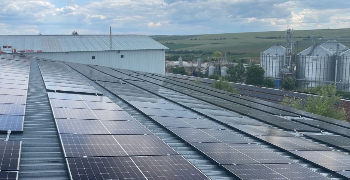 Sistema solar industrial de 360 kW conectado a la red, montado en tejado en Bulgaria