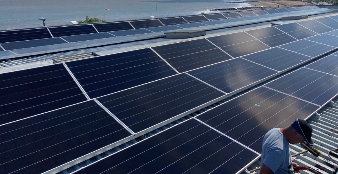 Sistema híbrido de almacenamiento de energía de 110 kW con panel solar de 700 Wp