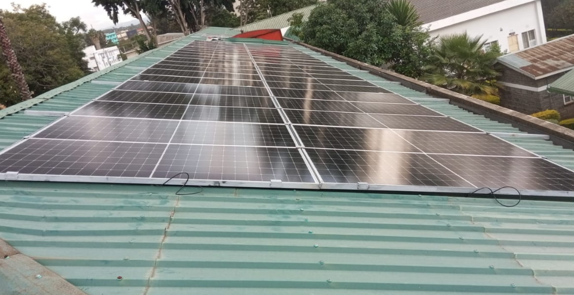 Almacenamiento de energía solar híbrido con batería de 50 kW y 100 kWh para fábrica