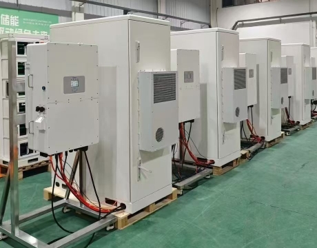 Inversor Greenwatt Deye de 50 kW con solución de armario exterior de 100 kWh