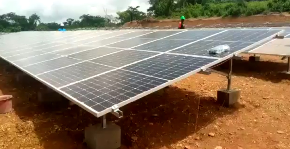 Sistema solar híbrido industrial de 200 kW para una fábrica en Camerún