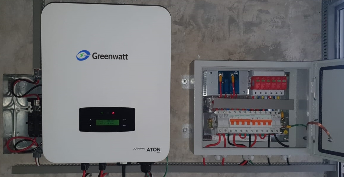 Sistema solar residencial Greenwatt de 10 kW conectado a la red en Panamá