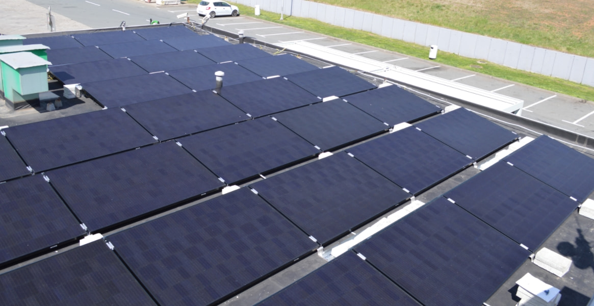 Sistema de energía solar GREENWATT de 130 kW conectado a la red en Serbia