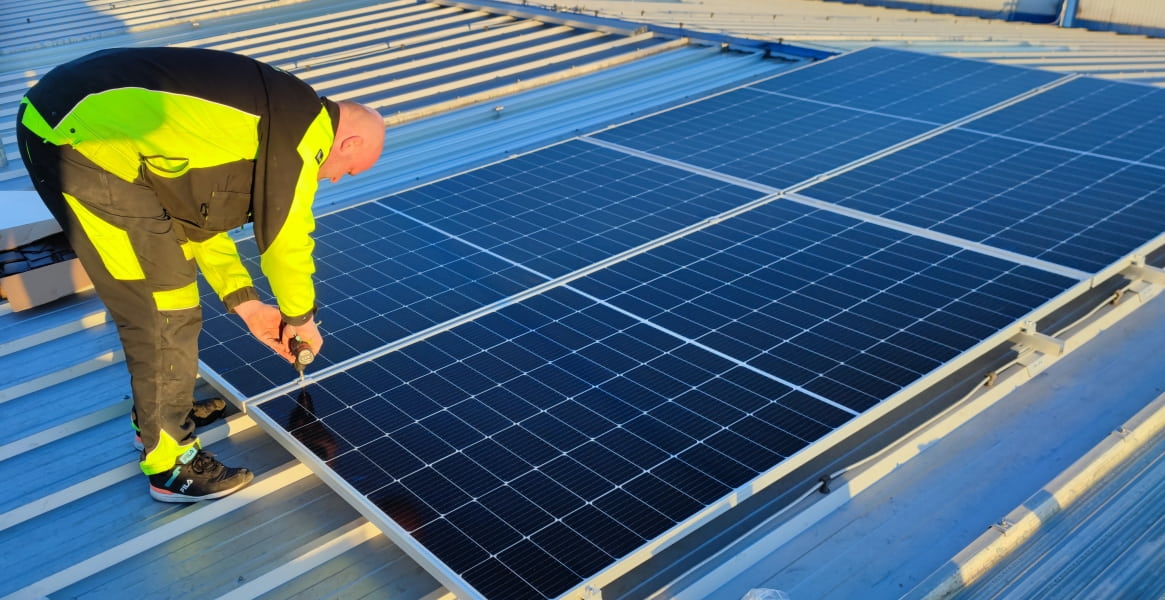 Sistema de energía solar conectado a la red de 100 kW para una fábrica en Eslovaquia