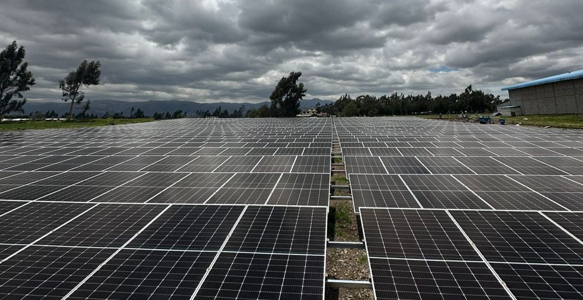 Sistema de energía solar industrial de 800 kWp conectado a la red en azotea de Ecuador