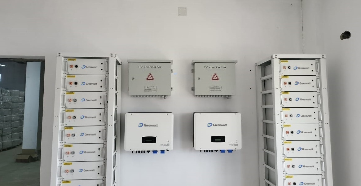 Sistema solar híbrido Greenwatt de 60 kW con solución de almacenamiento para aplicaciones de almacén